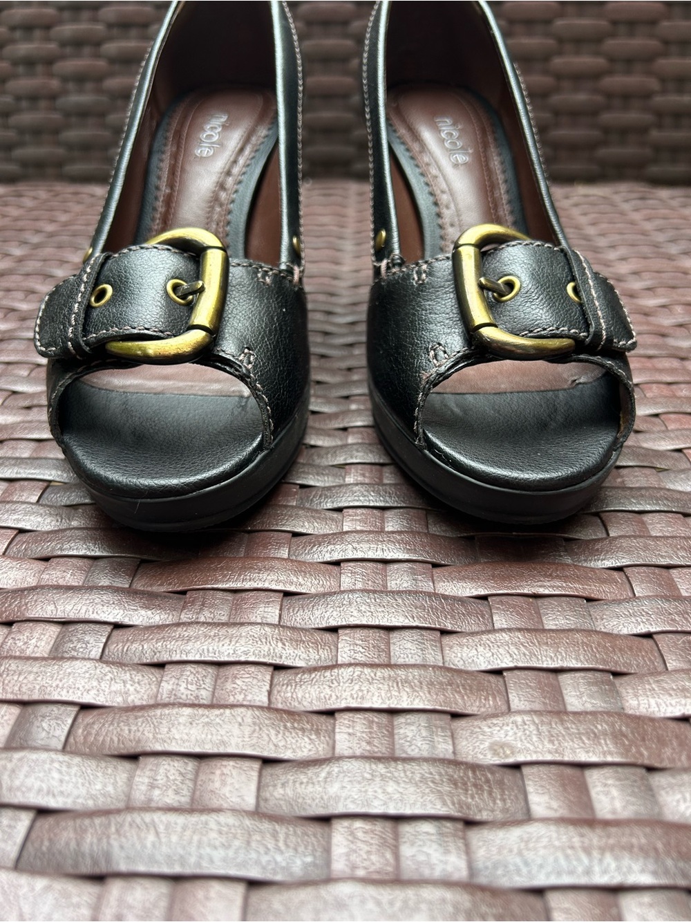 Peep-Toe Heel with Gold Buckle Size 7.5 NEW
Black leather- by Nicole - Classy - Picture 7 of 12